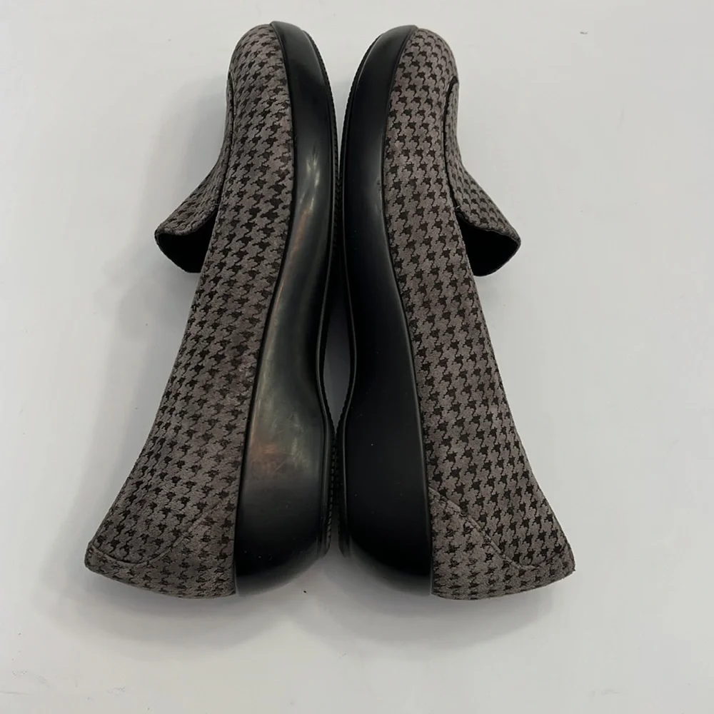Dansko “Debra” leather slip on wedge loafer in houndstooth size 41 = 10.5/11